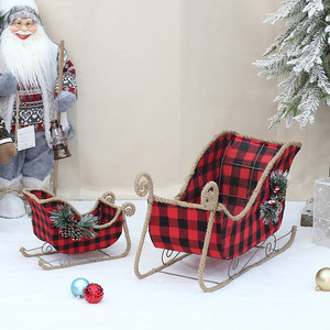 Décorations de Noël en tissu à carreaux rouge et noir pour présentation de fêtes - Product Image 1