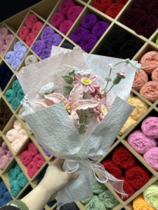 Ramo de <span class=keywords><strong>Papel</strong></span> de Regalo con Diseño de Fresa Tejida a Crochet, Ramos de Flores Hechos a Mano, Ecológicos y Elegantes, Regalo para Graduación o Halloween - Product Image 3
