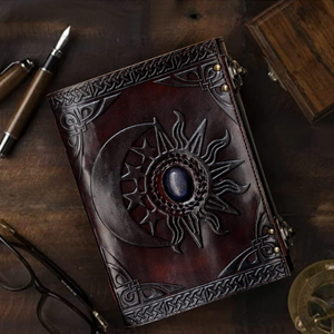 Carnet miniature en cuir noir et marron fait main, avec motifs soleil et lune en relief, écologique, pour croquis et organisation, idéal comme cadeau - Product Image 3