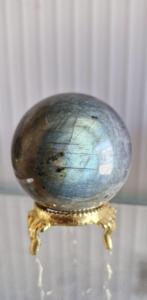 Sphère de labradorite au design unique, boule de cristal avec un fort éclat, pierre énergétique de guérison pour la méditation et la décoration intérieure, en vente - Product Image 6