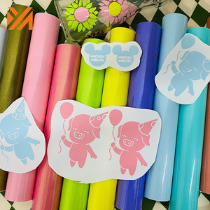 Rollo de película de <span class=keywords><strong>brillo</strong></span> <span class=keywords><strong>adhesivo</strong></span> de alta calidad <span class=keywords><strong>Vinilo</strong></span> de <span class=keywords><strong>brillo</strong></span> autoadhesivo brillante colorido - Product Image 2