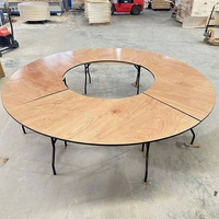 Table de banquet modulaire en forme de croissant, style ferme, plateau en bois foncé, pieds en acier, design serpentin, pour hôtels et événements de mariage