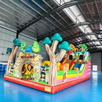 Structure gonflable commerciale combinée toboggan et château sauteur en PVC, thème animaux de la jungle caméléon, pour location de fêtes d'enfants
