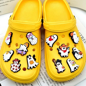 Chaussures sabot fantôme de la série Halloween best-seller Xiami avec breloque boucle fleurie unisexe en PVC - Product Image 3