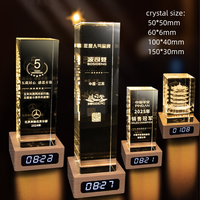 Nouvelle conception de décoration de bureau, magnifiques cadeaux d'affaires, cube en verre cristal gravé au laser 3D, trophée lumineux avec horloge