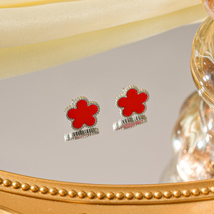 Pendientes <span class=keywords><strong>de</strong></span> tuerca <span class=keywords><strong>de</strong></span> acero <span class=keywords><strong>de</strong></span> titanio con diseño <span class=keywords><strong>de</strong></span> flor <span class=keywords><strong>de</strong></span> trébol <span class=keywords><strong>de</strong></span> cinco hojas para mujer, <span class=keywords><strong>de</strong></span> lujo ligero, que no se desvanecen, estilo nicho transfronterizo, color dorado. - Product Image 5