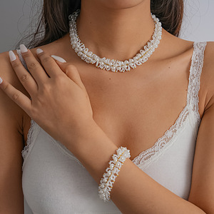 Collier vintage en perles, chaîne torsadée, collier simple et géométrique pour femme - Product Image 1