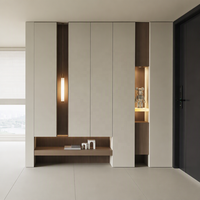 Meuble de rangement d'entrée moderne style crème avec compartiments à chaussures de taille personnalisable, éclairage d'accentuation LED et portes décoratives