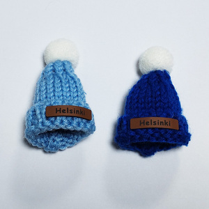 Mini bonnet tricoté à la main de qualité supérieure avec pompon en laine, aimant de réfrigérateur, souvenir de voyage et décoration de réfrigérateur - Product Image 1