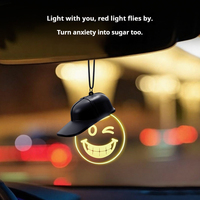 Nuovo Arrivo: Piccolo Cappellino con Faccina Sorridente, Simpatico Ciondolo per Auto, Divertente e Accattivante, con Luce Ambientale Colorata