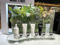 Support d'affichage cosmétique en acrylique transparent avec logo personnalisé, support d'affichage de parfum en deux parties avec base de forme personnalisée pour la vente au détail de produits de beauté