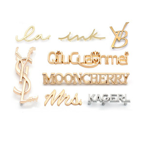 Für Messing gestempelt Design Emblem En Print Anpassen Marken platte Benutzer definierte Handtasche Dekorative Designer Kleidungs stück Metall Tag Label Logo - Product Image 4