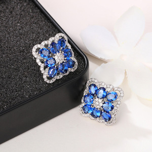 Orecchini a lobo di lusso con zaffiro blu a forma di fiore e diamanti taglio brillante rotondo per donna, gioielli da sposa con montatura a griffe - Product Image 5