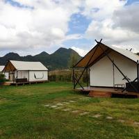 Tentes de glamping de luxe en acier 5x9m avec salle de bain pour l'hébergement en safari africain
