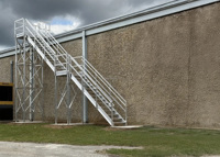 Fabricant de escaliers en acier d'extérieur certifié ISO 9001, escaliers métalliques galvanisés sur mesure pour usage commercial et industriel