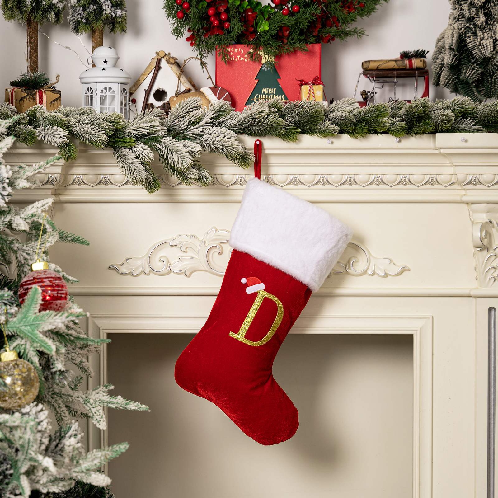 Lettre d de bas de Noël rouge en velours doré