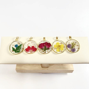 Lujo multiusos en forma de O <span class=keywords><strong>Bohemia</strong></span> Flor de nacimiento resina flores secas 18K chapado en oro moda colgante cadenas joyería collares - Product Image 4
