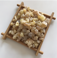 Encens naturel à base d'herbe de frankincense, Boswellia serrata pur séché pour les pratiques traditionnelles, les remèdes à base de plantes, l'aromathérapie
