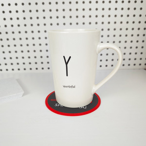 Sottobicchieri Promozionali Rotondi in Porcellana Bone China con Stampa UV, Design Contemporaneo per Ritorno a Scuola e Cerimonie di Laurea - Product Image 1