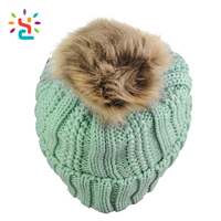 Modische Damen Dicke Zopfmuster-Strickmütze mit Kunstfell-Bommel, Wintermütze mit Umschlagrand, Anpassbares Logo, Leder-Patch-Beanie