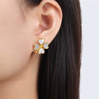 Ensemble de bijoux élégant et superposé de style minimaliste français avec un design incrusté et un pendentif trèfle à quatre feuilles en acier titane
