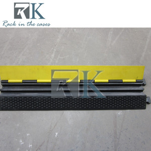 Rampe de protection de câbles facile à installer, en caoutchouc, avec couvercle jaune en PVC - Product Image 3