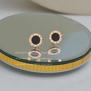 Ensemble de collier avec pendentif plaqué or, orné de chiffres romains, pierre noire, sertissage rond, bijoux en alliage pour un usage quotidien - Product Image 3