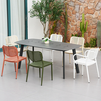 Ensemble de salle à manger moderne pour jardin, véranda ou café. Mobilier de restauration extérieur pour hôtels et parcs. Table et chaises de salle à manger en aluminium avec revêtement en poudre