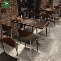 Ensemble table et chaises de bar en bois et métal de style industriel rétro sur mesure, plateau en pierre frittée, durable, écologique, restaurants