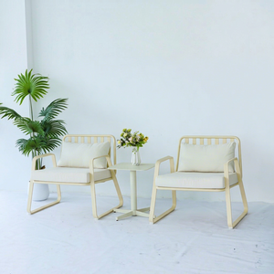 Ensemble de 2 fauteuils de jardin modernes en aluminium, résistants aux intempéries, aux UV et écologiques, avec table d'appoint - Blanc avec coussins beiges - Product Image 1