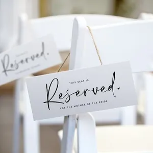 結婚式のための木製の予約された看板をぶら下げている素朴なスタイルの木製の看板椅子に掛ける特別なイベントと機能