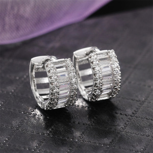 Orecchino a Clip Unisex per Donne e Uomini, Accessorio per Orecchio Semplice da Indossare Quotidianamente, Gioiello di Moda - Product Image 3