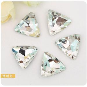 Strass triangulaires 18 mm en cristal transparent pour accessoires de bijoux DIY, décorations artistiques et objets de collection - Product Image 1
