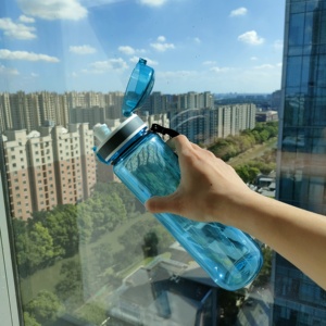 Bouteille d'eau portable de <span class=keywords><strong>sport</strong></span> et de gym <span class=keywords><strong>en</strong></span> plastique avec revêtement <span class=keywords><strong>en</strong></span> caoutchouc personnalisable, sans BPA, 700 ml/23 oz, avec paille et couvercle rabattable - Product Image 6