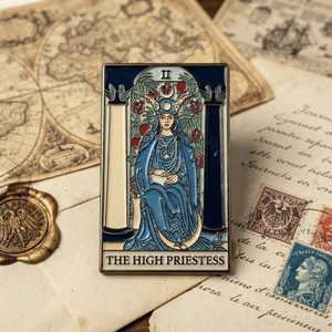 Pin de metal esmaltado de Alta <span class=keywords><strong>Sacerdotisa</strong></span> de <span class=keywords><strong>Tarot</strong></span> Místico personalizado al por mayor, insignia de bruja, joyería espiritual oculta, regalo sin MOQ - Product Image 1