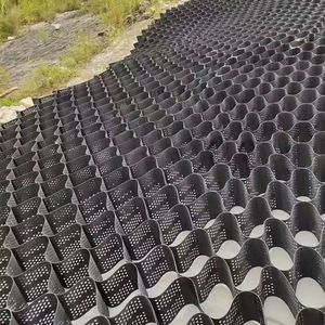 แผ่นตาข่ายรังผึ้ง HDPE Geocell สำหรับทางรถวิ่ง ลานจอดรถ ป้องกันการเสื่อมสภาพ มีพื้นผิว ขนาด 50 มม. 80 มม. 100 มม. 150 มม. 200 มม. สีดำ สีเขียว - Product Image 2