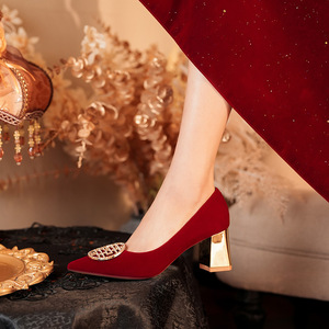 Zapatos de Novia Rojos con Tacón Grueso, Punta Puntiaguda, Estilo Slip-On, Elegantes y Cómodos, con Decoración de Hebilla - Product Image 1