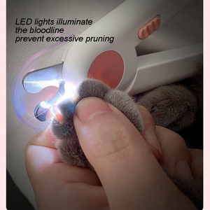 Cortaúñas para mascotas con luz LED UV para recortador de garras de perros y gatos para evitar el corte de la línea de sangre, herramienta de aseo con cuchilla afilada en ángulo - Product Image 5