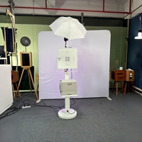 Photomaton vertical SLR avec contrôle tactile WiFi, écran tactile 15,6 pouces à angle réglable, barre lumineuse LED, design technologique, boîtier métallique