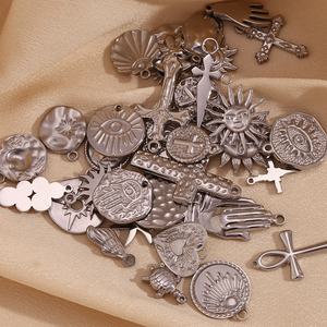 Venta caliente joyería de moda colgantes encantos 18K chapado en oro impermeable Cruz corazón Acero inoxidable encantos para la fabricación de joyas - Product Image 5