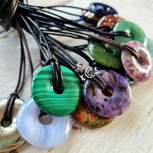 Mans healing crystal pendant mans gemstone talisman per fortuna e protezione - Product Image 2
