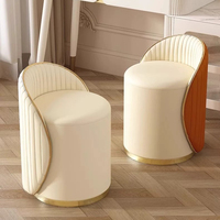 Tabouret de vanité de luxe à rayures verticales et dossier incurvé avec base en métal doré, tabouret de maquillage rotatif rembourré en cuir microfibre
