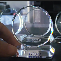 Pas cher en gros forme ronde claire ornement de table personnalisé mini bouclier en verre trophée de récompense pour souvenir