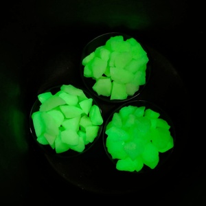 Galets en résine qui brillent <span class=keywords><strong>dans</strong></span> le noir <span class=keywords><strong>pour</strong></span> le jardin extérieur, le parc, <span class=keywords><strong>la</strong></span> construction, le pavage, durable, écologique, allée lumineuse - Product Image 5