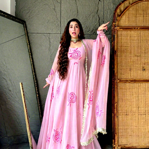 Salwar Kameez con Estampado de Rosas Rosadas Hechas a Mano, Traje Tradicional para Mujer, Largo hasta el Suelo, Corte Holgado, de Rayón, para Bodas, Estilo India/Pakistán - Product Image 1