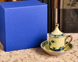 Ensemble tasse à thé et soucoupe en porcelaine avec couvercle, motif floral chinoiserie, anse dorée et finition boule - Product Image 4