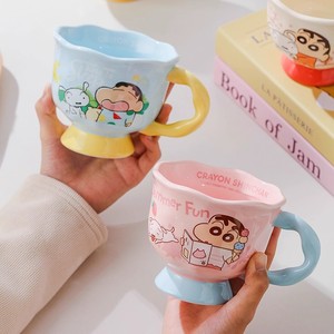 แก้วเซรามิคลายการ์ตูนเครยอนชินจัง พร้อมหูจับ สีชมพู แอพริคอต ฟ้า เขียว ของขวัญ - Product Image 4