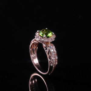 Anello da Donna con Fiore e Accento in Pietra Verde, Gioiello alla Moda - Product Image 2