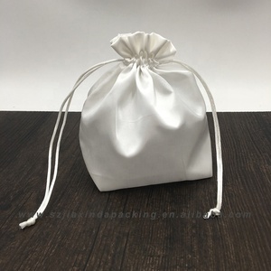 Pochette à bijoux en satin à fond carré uni, pochette cosmétique en satin avec cordon de serrage - Product Image 1