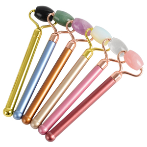 2019 amazon top seller <span class=keywords><strong>Cristal</strong></span> mélangé et quartz rose ensemble de rouleau, rouleau de jade pour visage avec chocolat poignée - Product Image 1